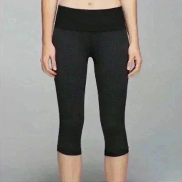 Lululemon In The Flow Crop II - Deep Coal size 6 like new - Picture 1 of 8